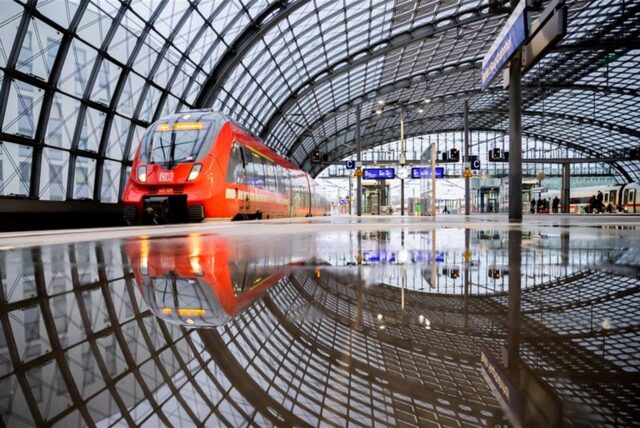Ein Regionalzug fährt am Berliner Hauptbahnhof ein.