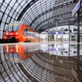 Ein Regionalzug fährt am Berliner Hauptbahnhof ein.