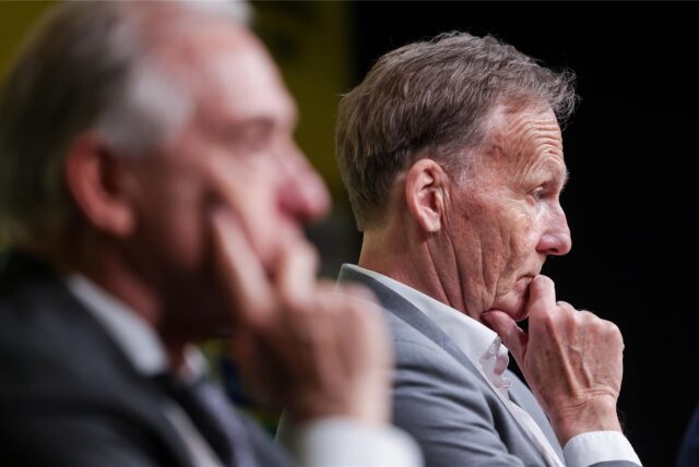 Reinhold Lunow und Hans-Joachim Watzke schauen nach vorne.