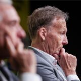 Reinhold Lunow und Hans-Joachim Watzke schauen nach vorne.