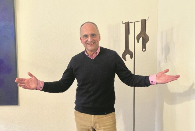 Claus Volke breitet die Arme aus.
