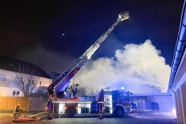 Die Feuerwehr ist mit einer Drehleiter in Gelsenkirchen im Einsatz.