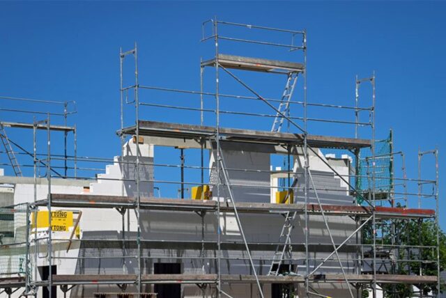 Auf einer Hörsaal-Baustelle an der Hochschule Bochum bricht 2017 ein Gerüst ein – Arbeiter stürzen sechs Meter in die Tiefe. Nun beschäftigt der Arbeitsunfall die Justiz. (Symbolbild)