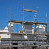 Auf einer Hörsaal-Baustelle an der Hochschule Bochum bricht 2017 ein Gerüst ein – Arbeiter stürzen sechs Meter in die Tiefe. Nun beschäftigt der Arbeitsunfall die Justiz. (Symbolbild)