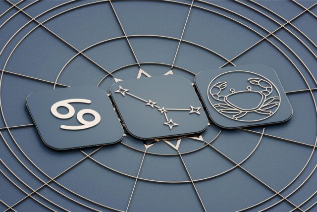 Symbole für das Sternkreiszeichen Krebs nebeneinander.