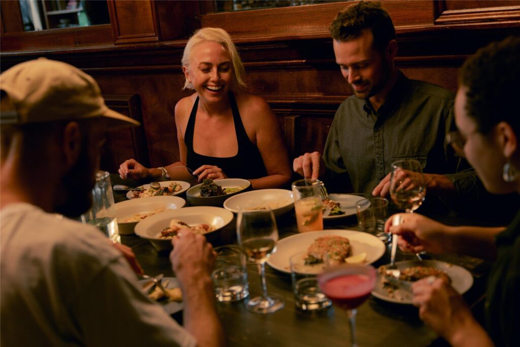 Eine Gruppe von Freunden beim gemeinsamen Abendessen. Eine Gruppe von Freunden beim gemeinsamen Abendessen.