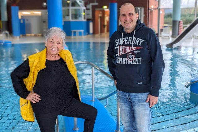 Irmgard Hummel-Engler und Mirko Bernhardt vom Trägerverein Hallenbad Dorsten-Wulfen stehen vor einem Becken des Wulfener Hallenbades.