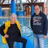 Irmgard Hummel-Engler und Mirko Bernhardt vom Trägerverein Hallenbad Dorsten-Wulfen stehen vor einem Becken des Wulfener Hallenbades.