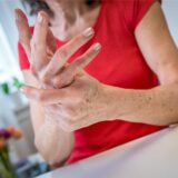 Frauen sind wesentlich häufiger von Osteoporose betroffen als Männer.