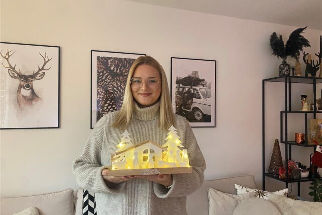 Paulina Ter Schüren verkauft ihre eigenen handgemachten Keramik-Dekorationen für verschiedene Anlässe.