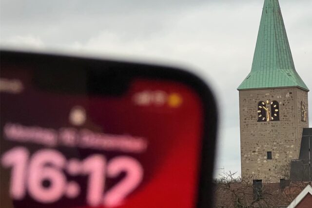 Die Kirchturmuhr von St. Agatha geht derzeit falsch.