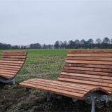 Links zwei Liegebänke auf einer Wiese in Recklinghausen-Hochlar, rechts Anwohnerin Claudia C.