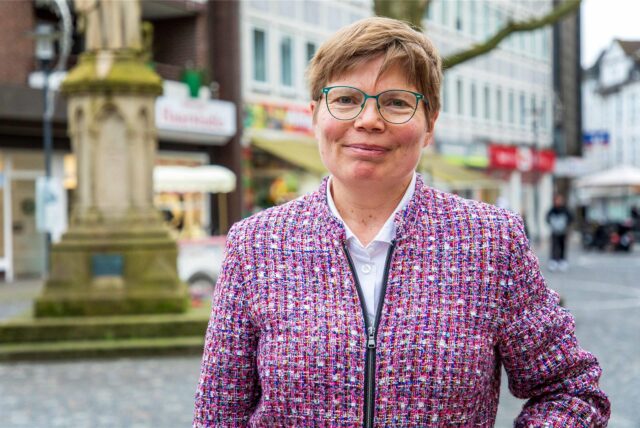 SPD-Bürgermeister-Kandidatin Babette Nieder steht in der Fußgängerzone in Herten.