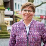 SPD-Bürgermeister-Kandidatin Babette Nieder steht in der Fußgängerzone in Herten.
