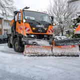 Ein Schneepflug bei der Arbeit