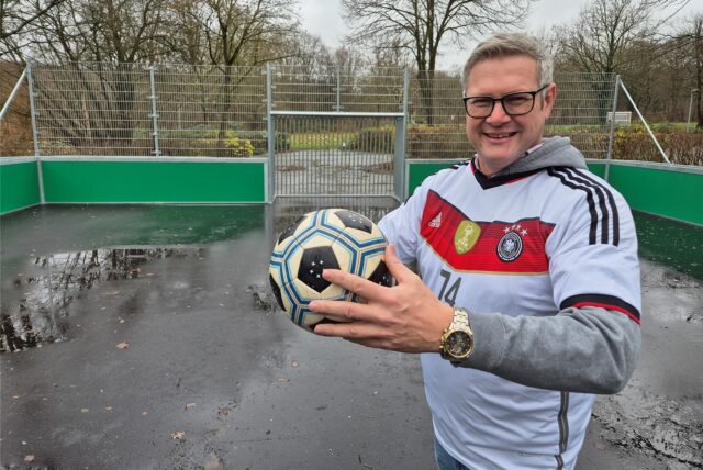 Startschuss durch Bürgermeister Carsten Wewers für das neue Fußball-Kleinspielfeld in Oer-Erkenschwick.