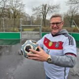 Startschuss durch Bürgermeister Carsten Wewers für das neue Fußball-Kleinspielfeld in Oer-Erkenschwick.