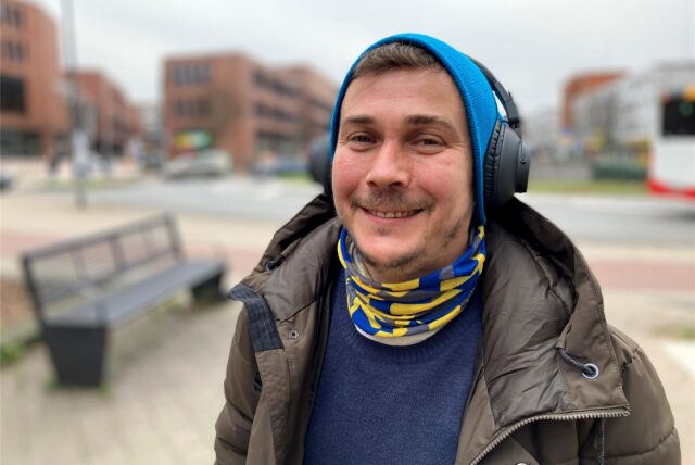 Dmytro Pysauyi steht am Kreisverkehr in Herten-Mitte und lächelt freundlich in die Kamera.