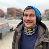 Dmytro Pysauyi steht am Kreisverkehr in Herten-Mitte und lächelt freundlich in die Kamera.