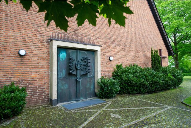 Die Eingangstür der alten Laurentius-Kirche