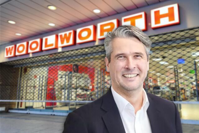 Roman Heini, einer von sechs Geschäftsführern, vor einer Woohlworth-Filiale.