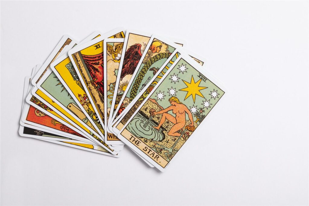 Tarot-Karten liegen aufgefächert auf einem Tisch.