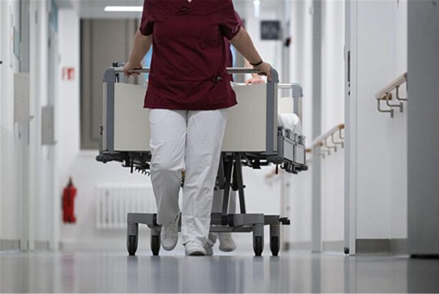 Intensivbetten stehen in der Klinik für Kinderheilkunde des Universitätsklinikums Essen. Nach rund sechs Jahren steht die Neugestaltung der Krankenhauslandschaft in Nordrhein-Westfalen vor dem Abschluss.