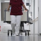 Intensivbetten stehen in der Klinik für Kinderheilkunde des Universitätsklinikums Essen. Nach rund sechs Jahren steht die Neugestaltung der Krankenhauslandschaft in Nordrhein-Westfalen vor dem Abschluss.