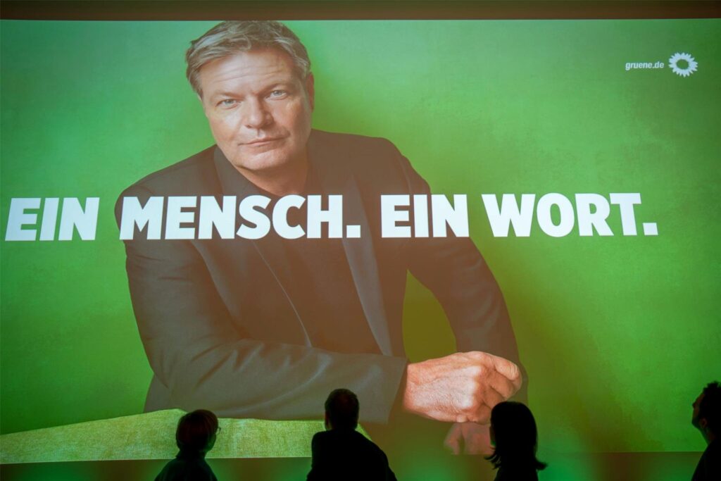 Auf einem Plakat ist der Spitzenkandidat der Grünen Robert Habeck zu sehen. Auf einem Plakat ist der Spitzenkandidat der Grünen Robert Habeck zu sehen.