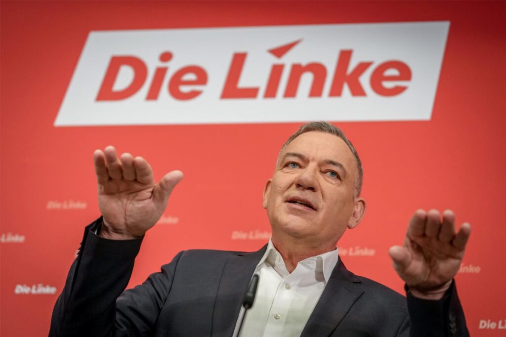 Der Vorsitzende der Partei Die Linke Jan van Aken, stellt den Entwurf des Parteivorstandes für das Wahlprogramm der Partei Die Linke zur kommenden Bundestagswahl vor. Der Vorsitzende der Partei Die Linke Jan van Aken, stellt den Entwurf des Parteivorstandes für das Wahlprogramm der Partei Die Linke zur kommenden Bundestagswahl vor.