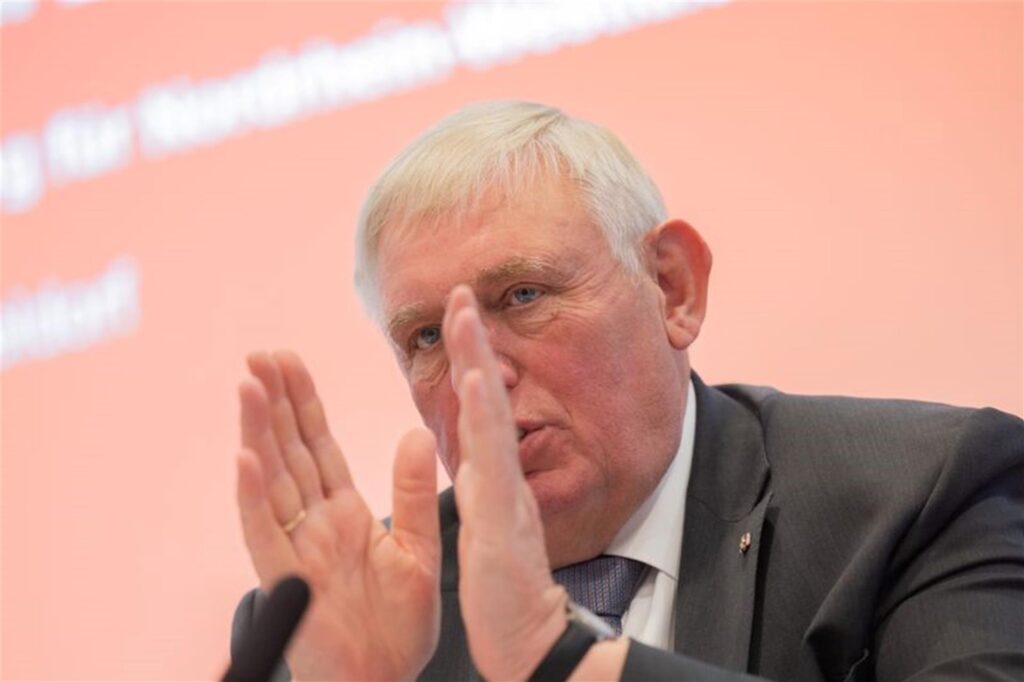 Karl-Josef Laumann (CDU), Minister für Arbeit, Gesundheit und Soziales des Landes Nordrhein-Westfalen, informiert bei einer Pressekonferenz über die neue Krankenhausplanung in Nordrhein-Westfalen.