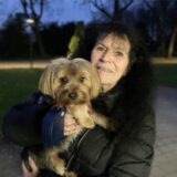 Sabine Voigt aus Herten hat ihre Hündin Amy auf den Arm genommen.