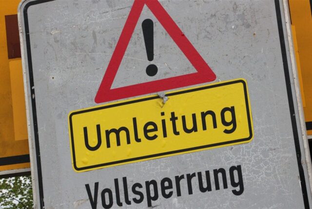 Ein Baustellenschild mit dem Hinweis „Umleitung“ und „Vollsperrung“