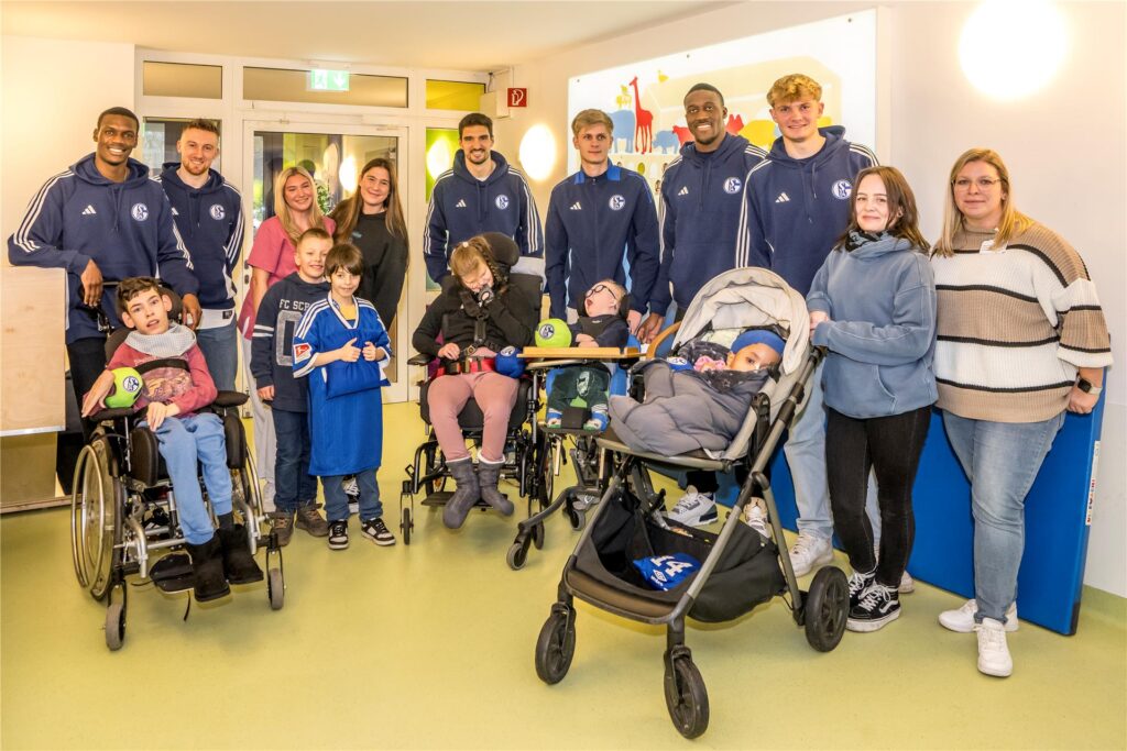 Die Schalker Spieler wurden begeistert empfangen.