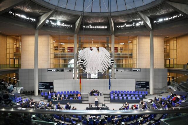 Parlamentarier verfolgen eine Aussprache im Plenum im Bundestag.