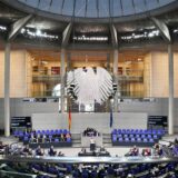 Parlamentarier verfolgen eine Aussprache im Plenum im Bundestag.
