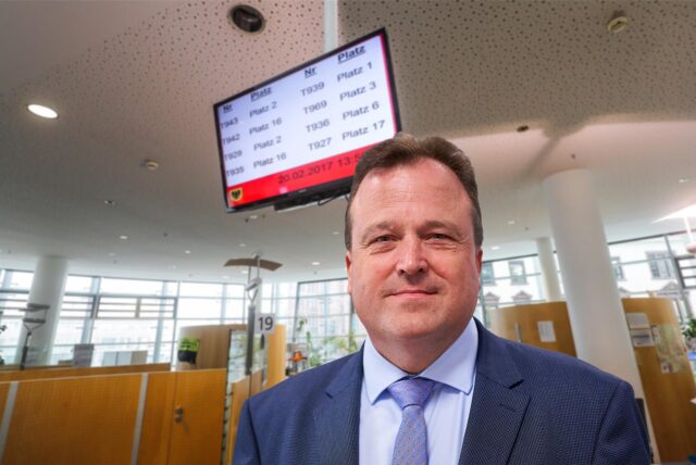 Montage: Stadtrat Norbert Dahmen in einem Bürgerbüro in Dortmund.