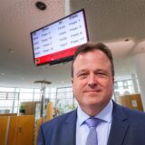 Montage: Stadtrat Norbert Dahmen in einem Bürgerbüro in Dortmund.