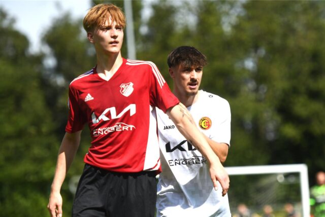 Niels Veverka setzt sich gegen einen Gegenspieler durch.