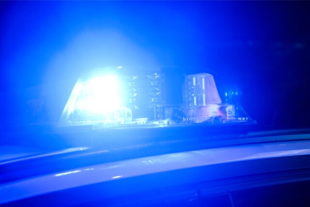 Das Blaulicht eines Polizeiautos leuchtet.
