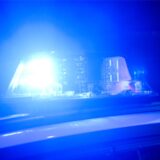 Das Blaulicht eines Polizeiautos leuchtet.