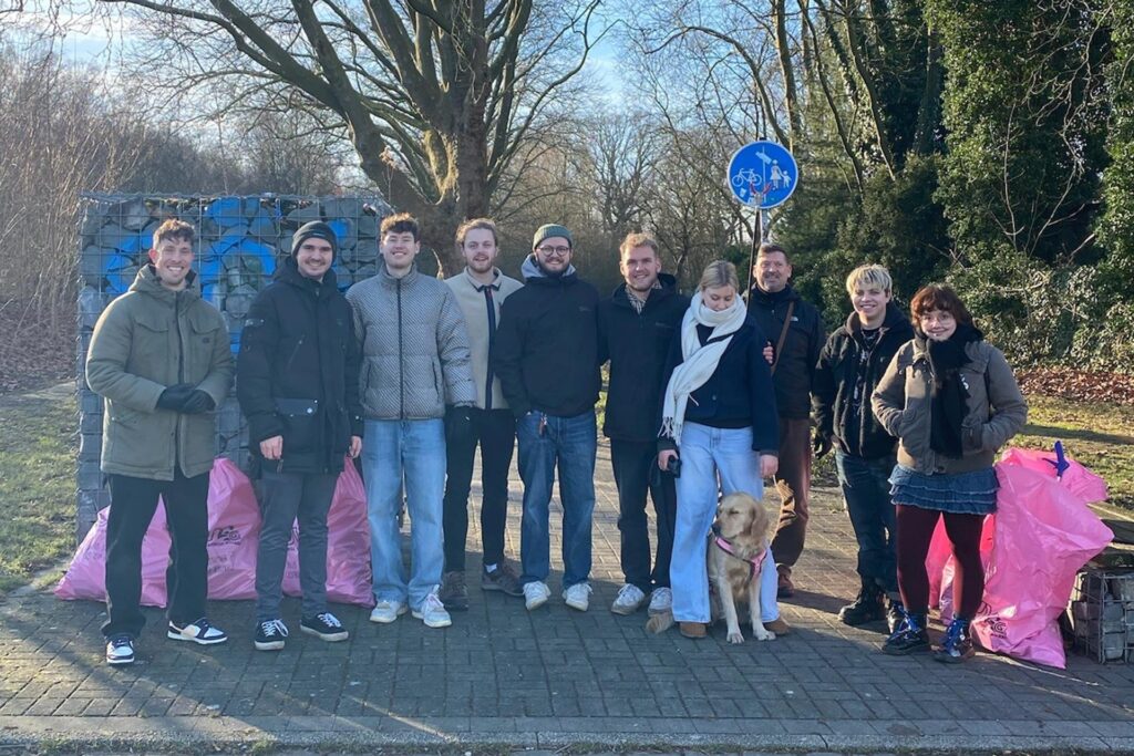 Bei den Aufräumaktionen verwenden die Teilnehmer meistens pinke Müllsäcke. Bei den Aufräumaktionen verwenden die Teilnehmer meistens pinke Müllsäcke.