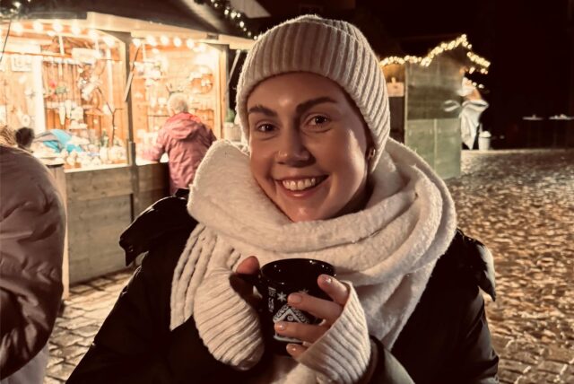 Weihnachten 2023 verbrachte Julia Heyng isoliert auf der Transplantationsstation der Uniklinik Münster. Ein Jahr später genießt sie den Besuch eines Weihnachtsmarktes.