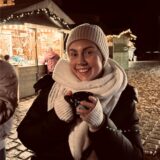 Weihnachten 2023 verbrachte Julia Heyng isoliert auf der Transplantationsstation der Uniklinik Münster. Ein Jahr später genießt sie den Besuch eines Weihnachtsmarktes.