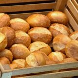 Eine Kiste mit Brötchen