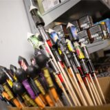 Raketen stehen im Einzelhandel in einem Geschäft von Feuerwerksverkauf