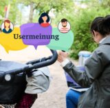 Frau wiegt ein Kind im Kinderwagen und hat dabei einen Laptop auf dem Schoß. Daneben ist ein Logo mit Titel Usermeinung.
