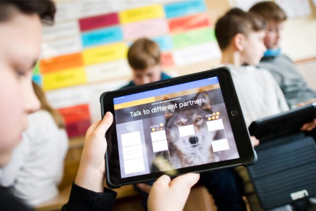 Kinder mit Tablets in einem Klassenraum