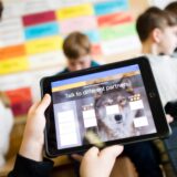 Kinder mit Tablets in einem Klassenraum