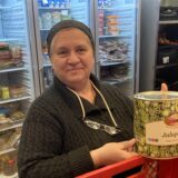 Eine Frau steht hinter der Theke in der Marler Tafel.